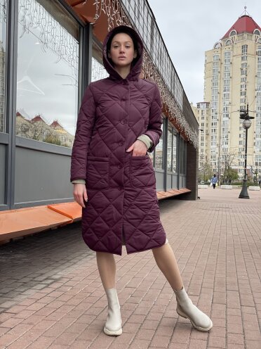Утепленное стеганое пальто бордового цвета 4445р
