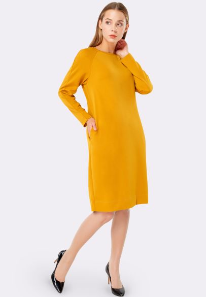 Платье из трикотажа Дайвинг свободного кроя цвета пряной горчицы 5501