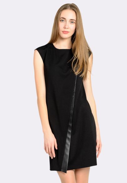 Сукня чорна з декоративною планкою з екошкіри 5561