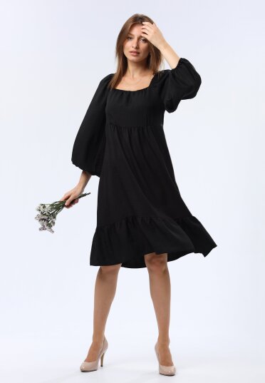 Чорна сукня вільного крою з широким воланом 5749