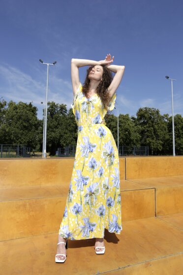 Жовта сукня максі з виразним квітковим принтом 5699