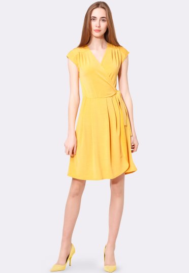 Жовта трикотажна сукня з бічним запа́хом 5532