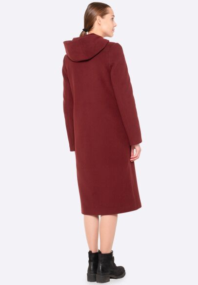 Утепленное бордовое пальто из шерстяной ткани с капюшоном 4420