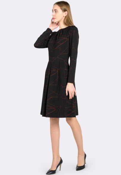 Платье из фактурного трикотажа черного цвета с геометрическим принтом 5565